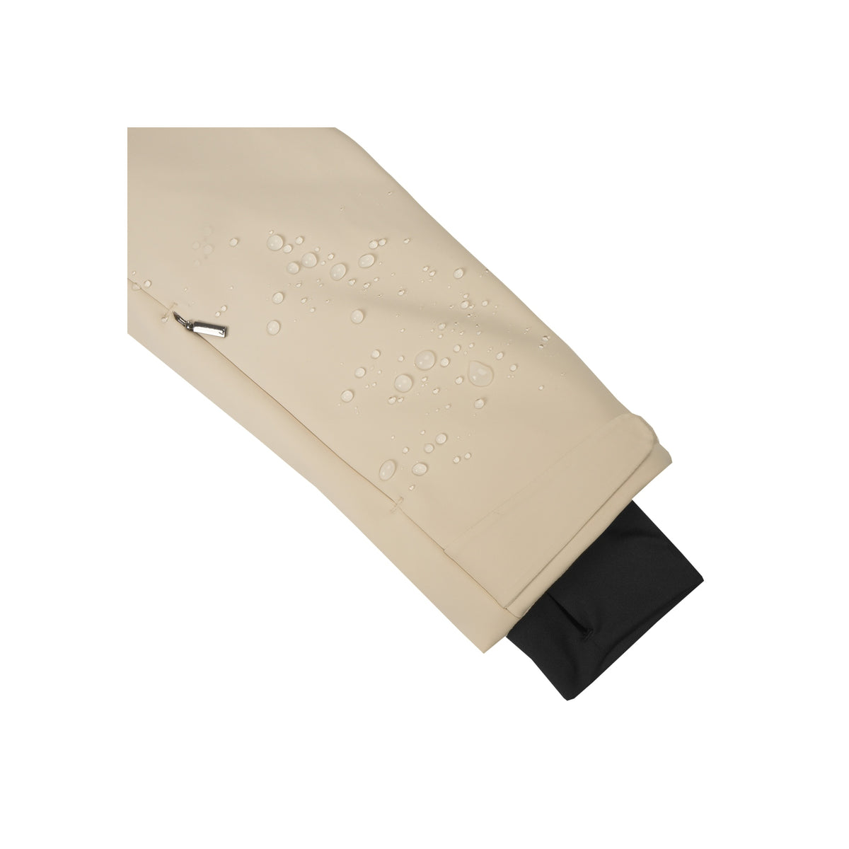 Beige waterafstotende broek met waterdruppels en zwarte manchet, close-up van stof