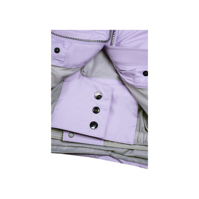 Lila blouse met decoratieve knoopdetails en borstzakken, close-up van kraag en voorpand