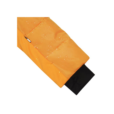 Oranje waterdichte jas mouw met zwarte manchet en drukknoop detail
