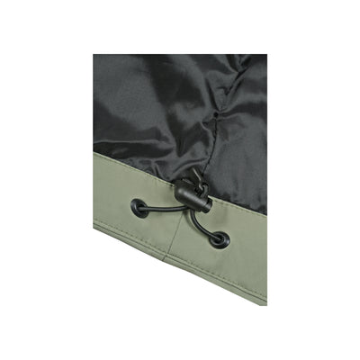 Detail van trekkoord met zwarte stopper op groen-grijze tas