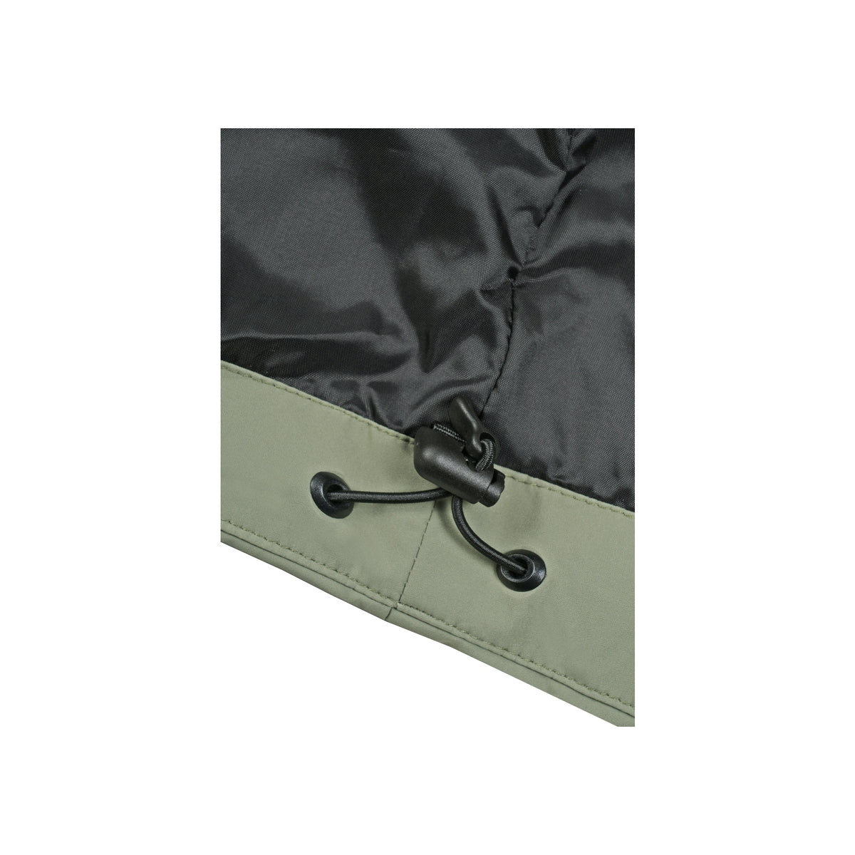 Detail van trekkoord met zwarte stopper op groen-grijze tas