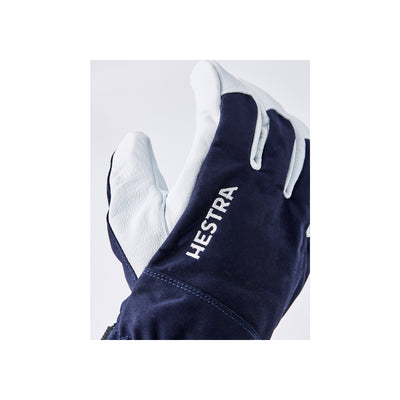 Hestra handschoenen in navy blauw en wit met logo detail, close-up van palm en vingers