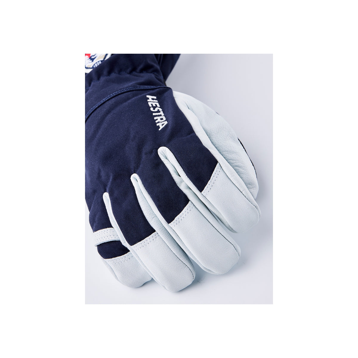 Hestra ski handschoenen in navy blauw en wit leer, winter sport handschoenen close-up