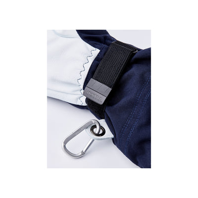 Close-up van navy blauwe tas met grijze reflecterende details en zwarte gesp