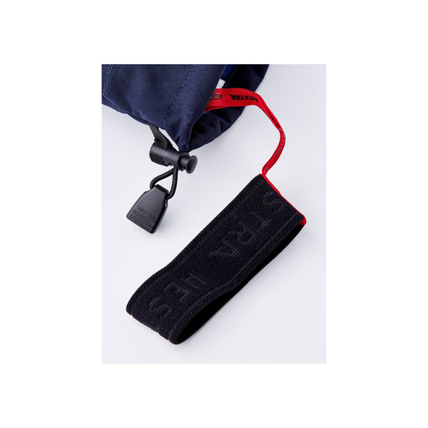 Zwart textiellabel met rode koord bevestigd aan marineblauwe stof met plastic clip