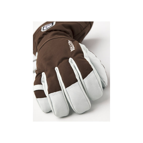 Bruine leren motorhandschoenen met witte accenten en polsbescherming, close-up detail