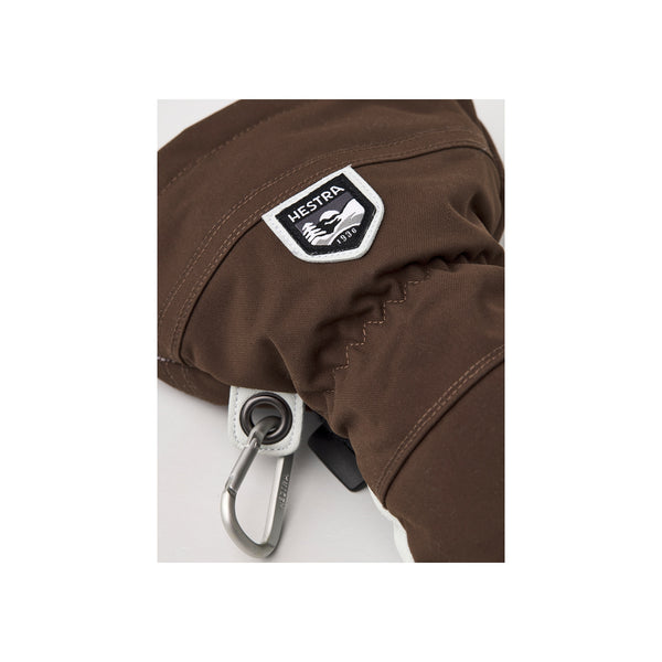 Hestra handschoen detail met logo badge en ritssluiting met trekkoord in bruin