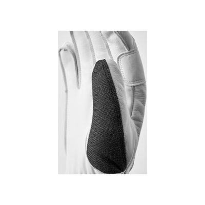 Close-up van handschoen met anti-slip grip patch voor betere grip en controle