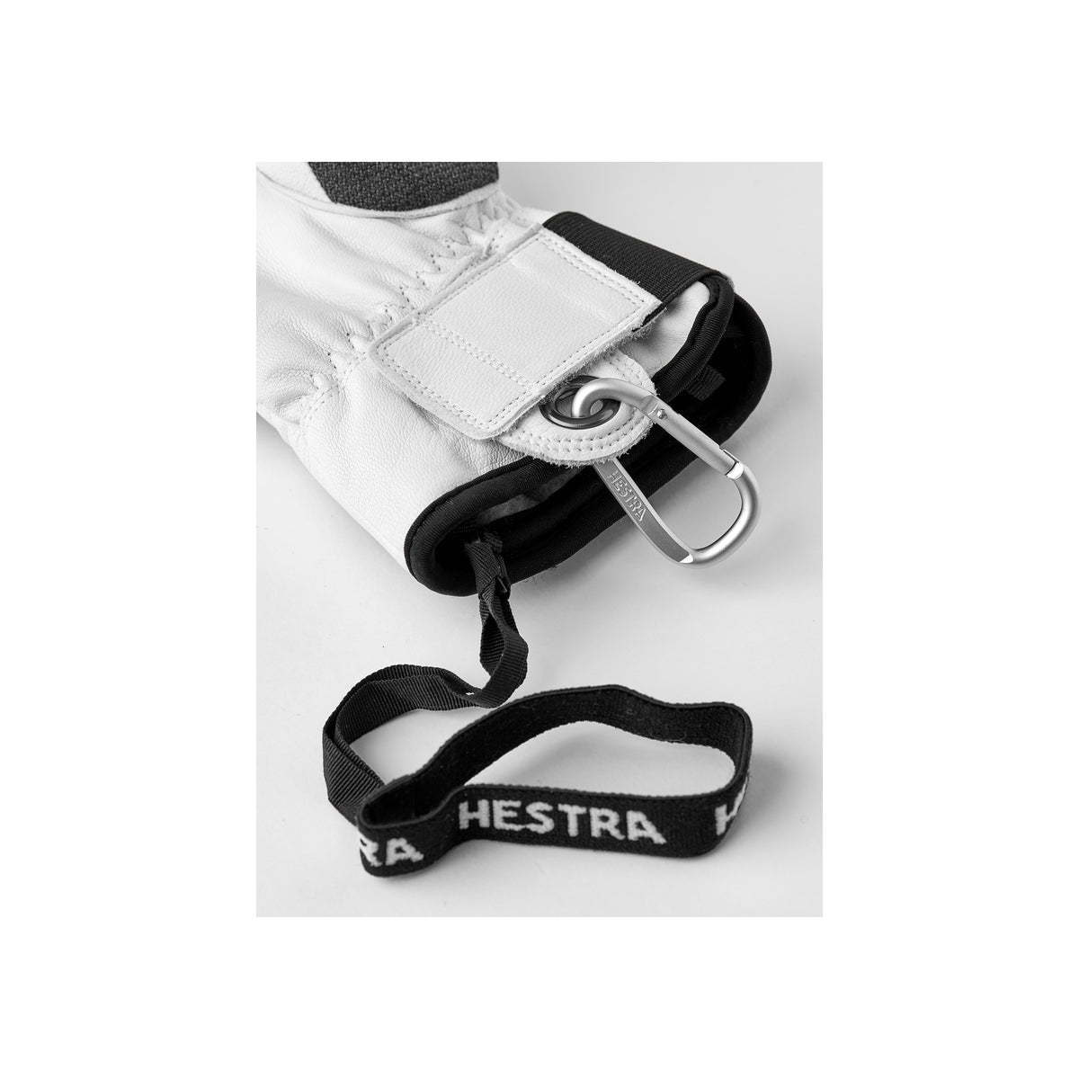 Witte sportarmband met klittenbandsluiting en D-ring voor sleutels, zwarte verstelbare band