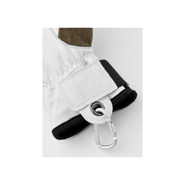 Witte crossbody tas met verstelbare zwarte band en zilveren gesp details