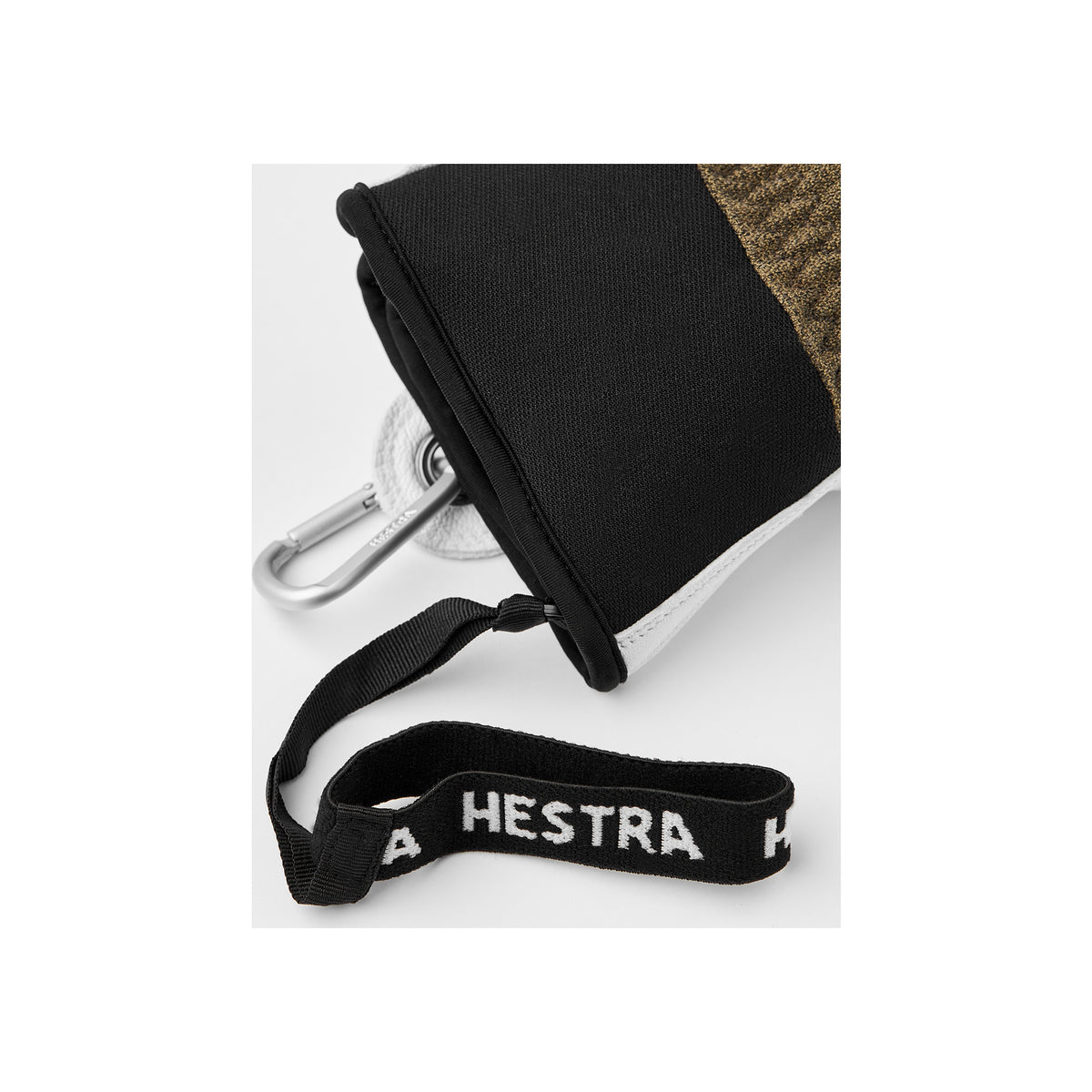 Zwarte tas met karabijnhaak en schouderband met HESTRA logo opdruk