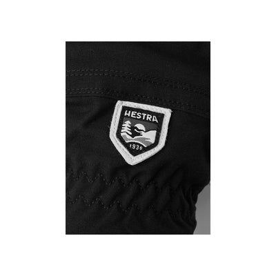 Hestra logo patch op zwart textiel - merkembleem met ski handschoen motief en jaartal 1936