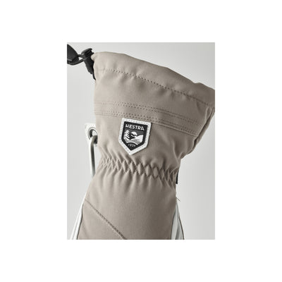Hestra wintersport handschoen met logo badge en elastische polsband in beige kleur, close-up detail