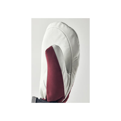 Witte hoodie met bordeauxrode mouwen,DetailOpname van de schouder en mouw