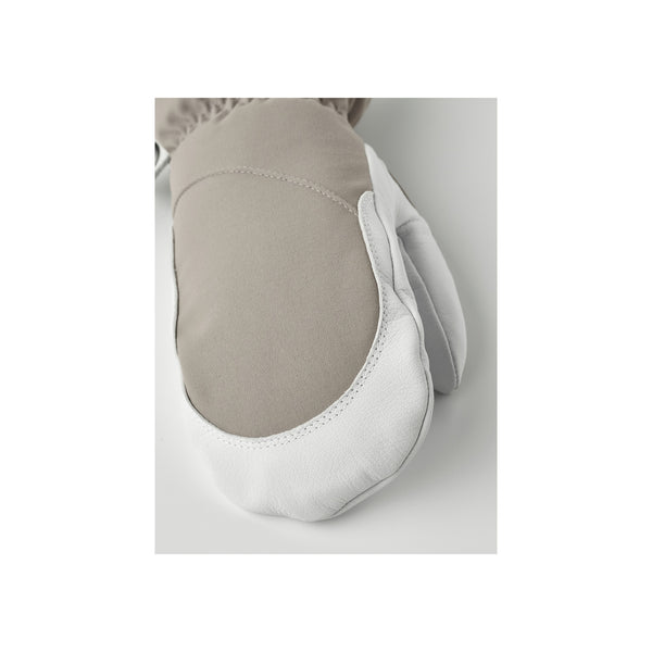 Close-up van witte leren ballerina's met elastische band en zachte voering voor damesschoenen