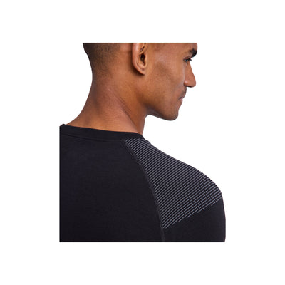 Close-up van man met zwart sportshirt met grijze streepdetail op de schouder