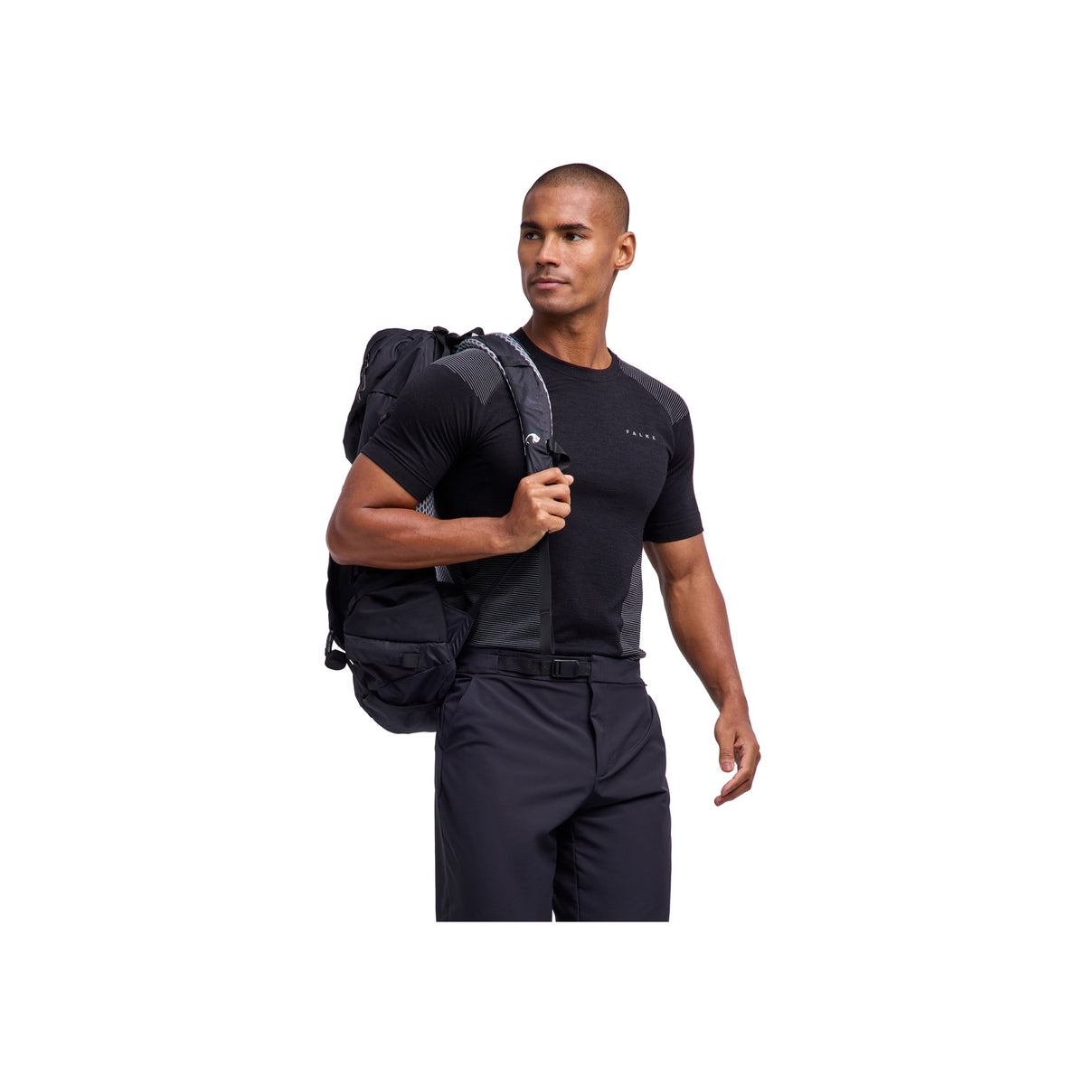 Man draagt zwarte sportrugzak en zwart trainingsshirt, ideaal voor fitness en outdoor activiteiten