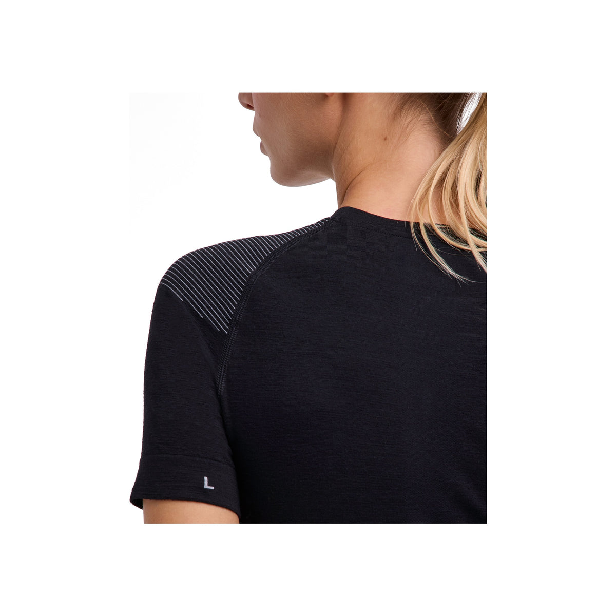 Zwart dames sportshirt met korte mouwen en gestreepte details op de schouders, close-up achterkant