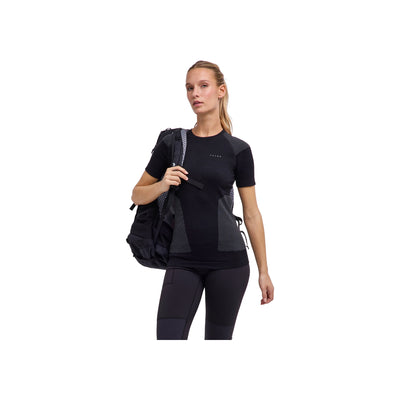 Vrouw in zwarte sportkleding met korte mouwen shirt en sporttas, actieve fitness outfit