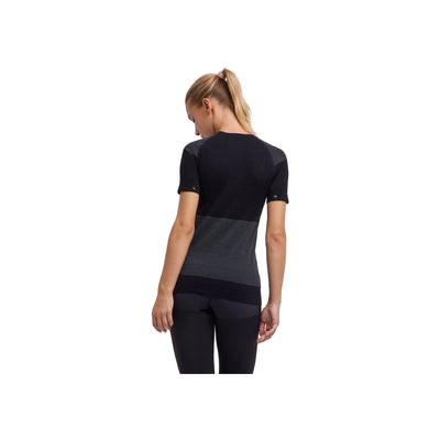 Vrouw draagt zwart sportshirt met grijze streep, achterkant zichtbaar - trainingskleding