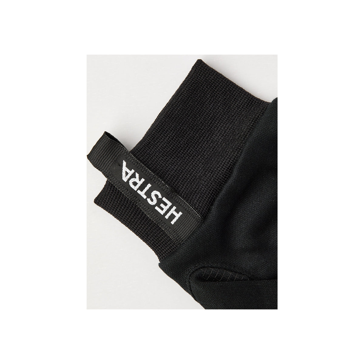 Zwarte Hestra handschoenen met merklogo, detail van polsband en voering