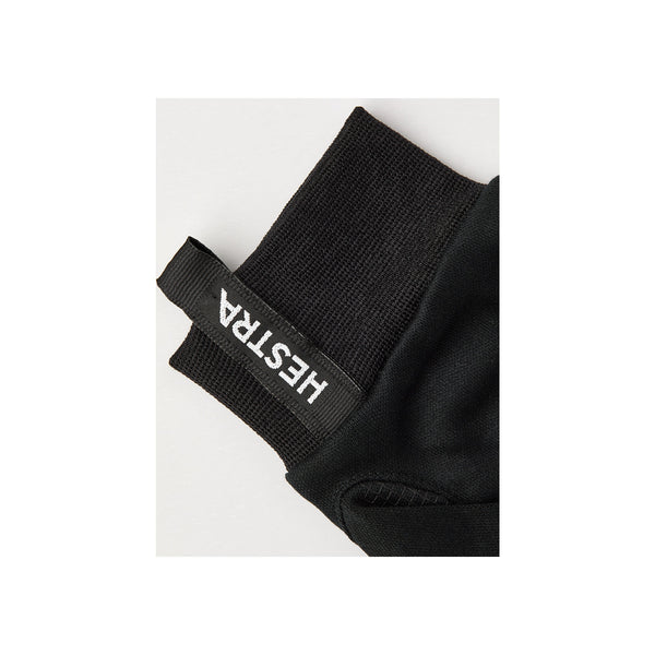 Zwarte Hestra handschoenen met merklogo, detail van polsband en voering
