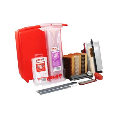 VOLA Alpine Set includes : 1 corner club 88°, 1 file 200mm, 1 file 150mm, 1 diamond plate 600, 1 waxing iron VOLA, 1 nylon brush, 1 brass brush, 1 horse hair brush, 1 file brush, 1 scraper 3mm, 2 break retainers, 1 MX901 500g, 1 R021 200g