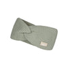 Gebreide hoofdband in saliegroen met gedraaid detail en label - winter accessoire voor dames