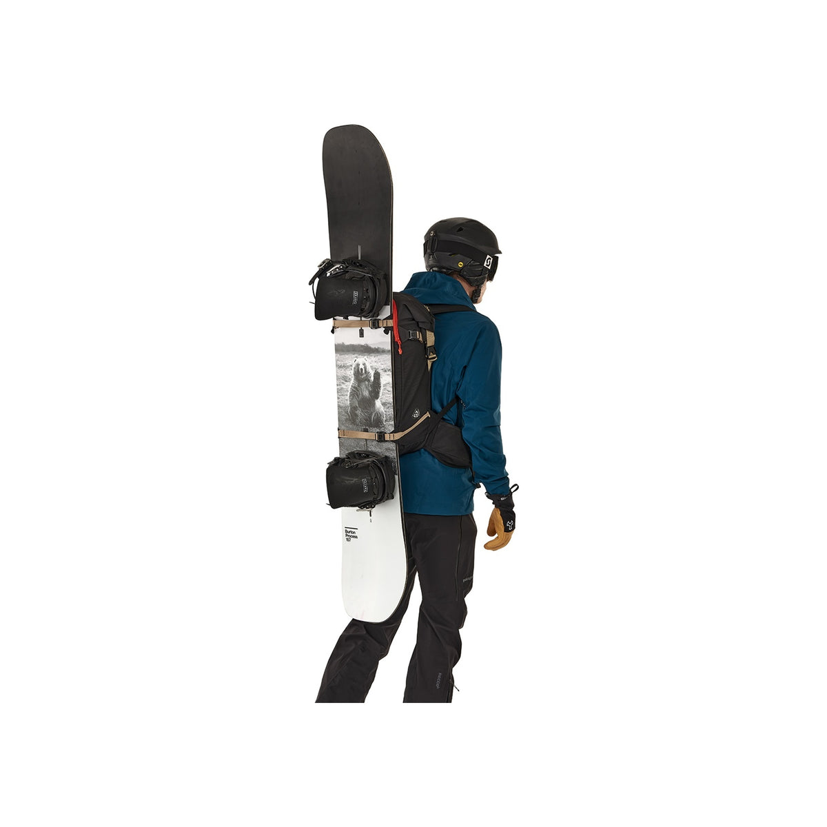 Snowboarder met rugzak draagt snowboard en uitrusting, zijaanzicht op witte achtergrond