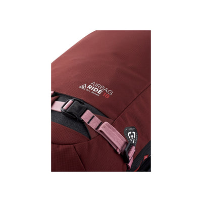 Bordeauxrode airbag rugzak met veiligheidssysteem en verstelbare riemen, detail van sluiting en logo