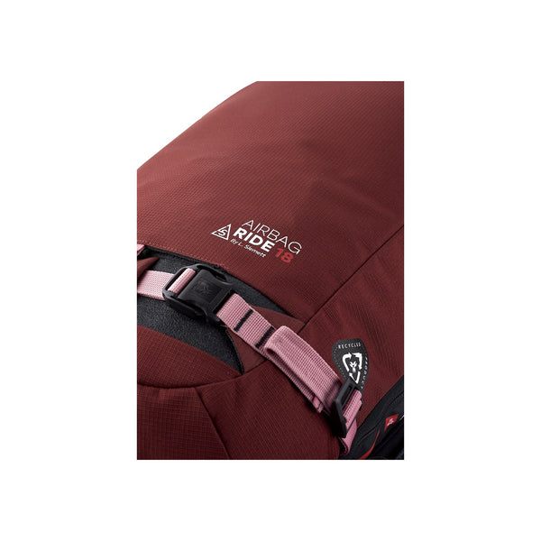 Bordeauxrode airbag rugzak met veiligheidssysteem en verstelbare riemen, detail van sluiting en logo