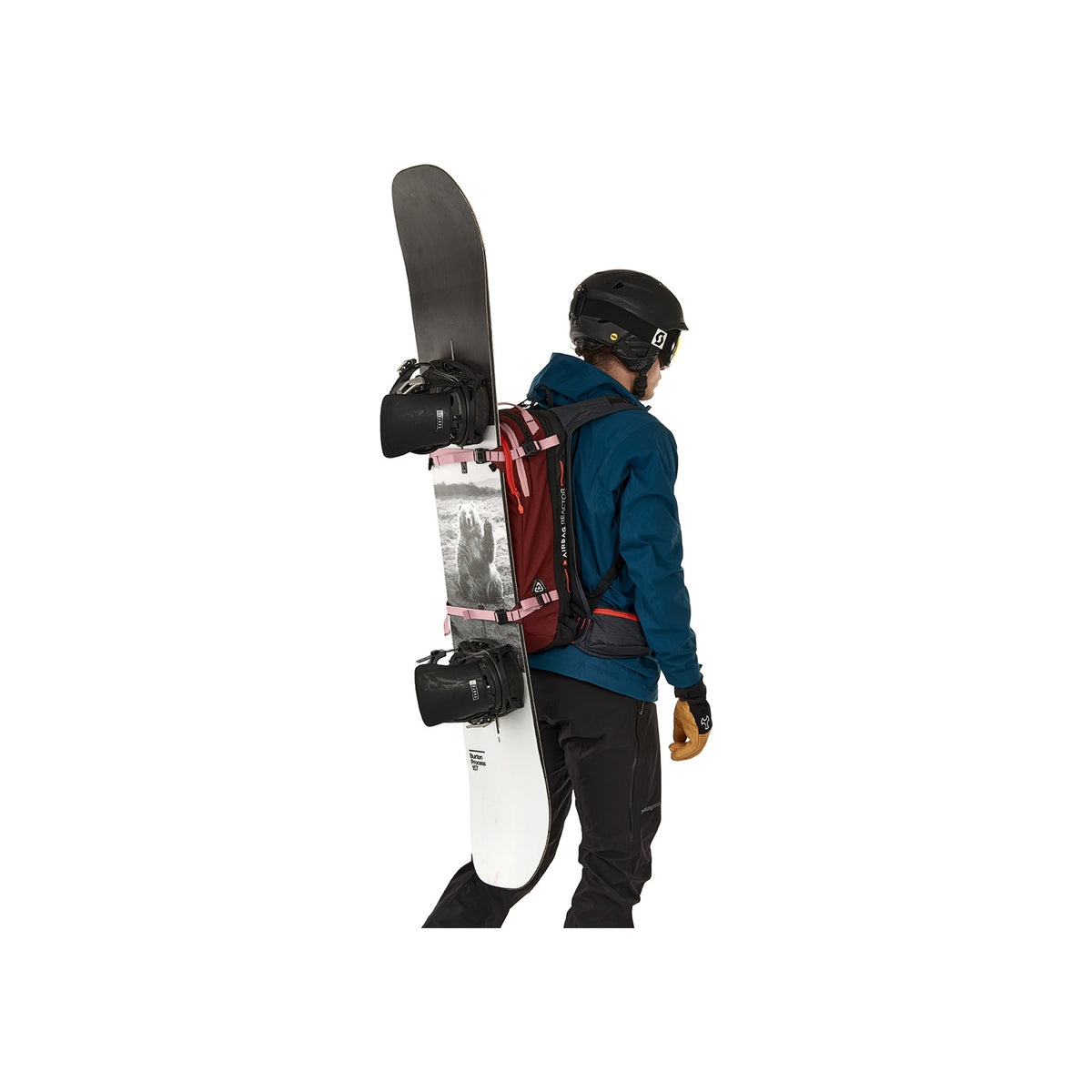 Snowboarder met skischoenhouder en snowboard op rug, zijaanzicht tegen witte achtergrond