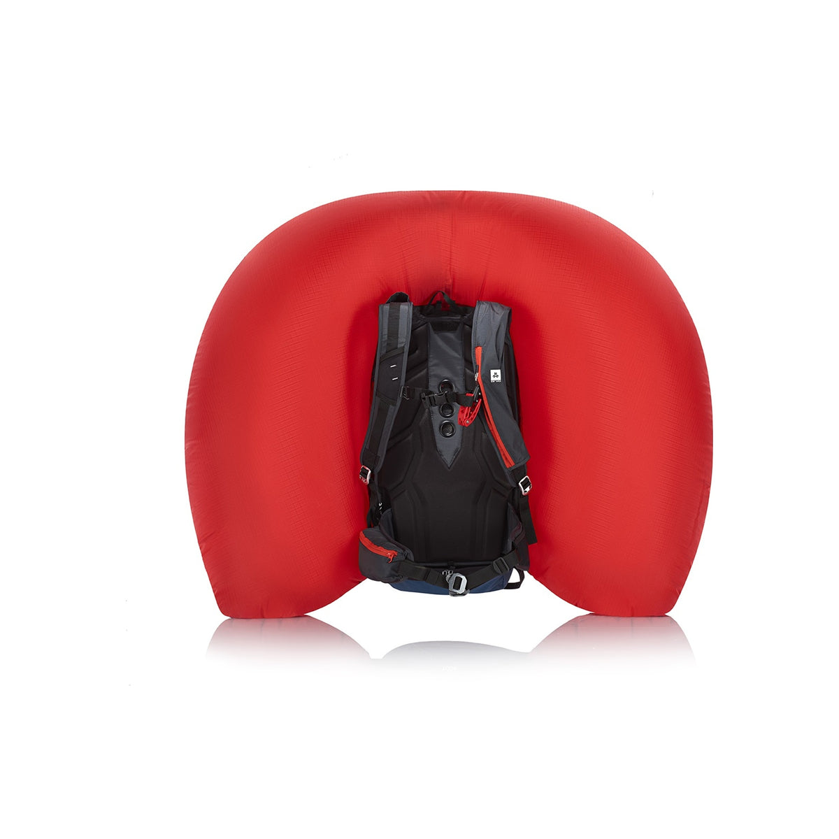 Rode geactiveerde lawine-airbag met zwarte rugzak voor wintersport en backcountry skiën veiligheid