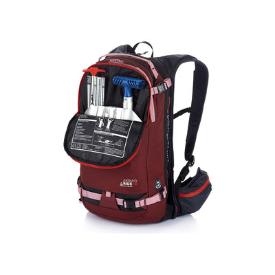 Bordeauxrode rugzak met laptop, tablet en accessoires zichtbaar in open hoofdvak