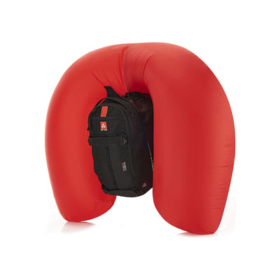 Rode opgeblazen lawine airbag met zwarte rugzak bevestigd aan de achterkant