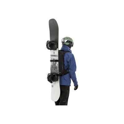 Snowboarder met snowboard draagtas op de rug, zijkant weergave met helm en handschoenen