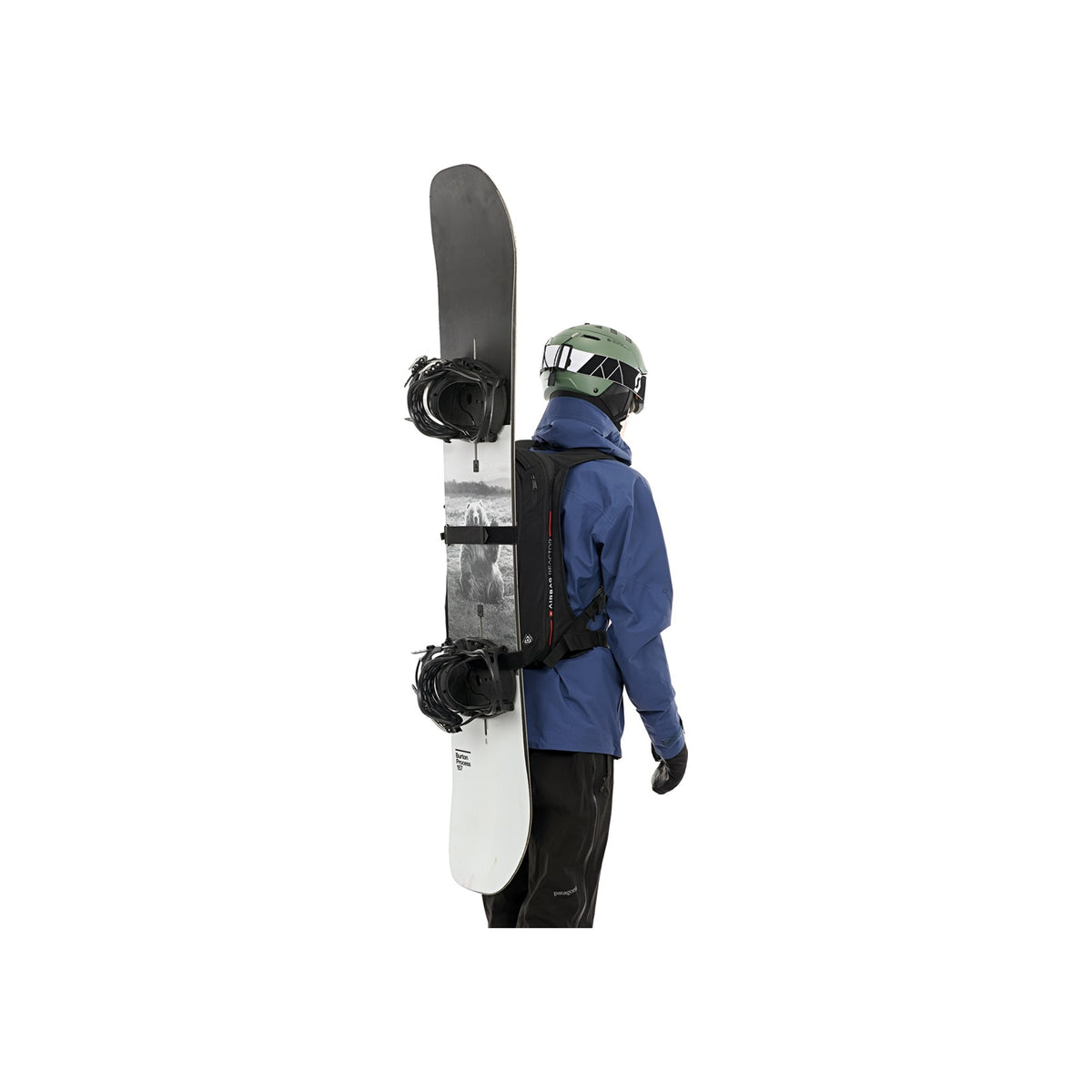 Snowboarder met snowboard draagtas op de rug, zijkant weergave met helm en handschoenen