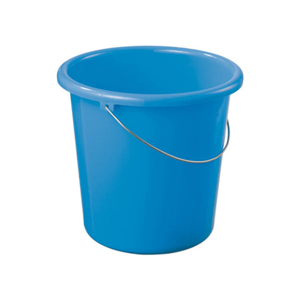 Blauwe plastic emmer met metalen handvat voor schoonmaken en huishoudelijk gebruik