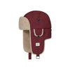 Bordeauxrode wintermuts met warme fleece oorflappen en kinband