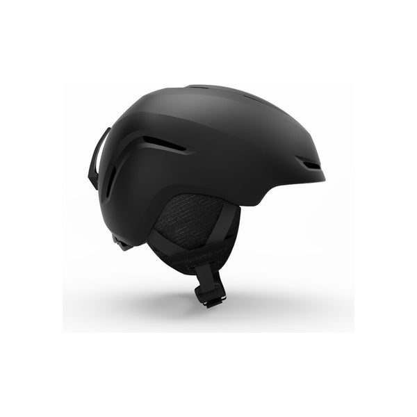 Zwarte skihelm met verstelbare riemen en oorbeschermers voor wintersport en snowboarden