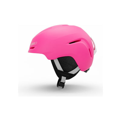 Roze skihelm met ventilatieopeningen en verstelbare kinband, zijaanzicht op witte achtergrond