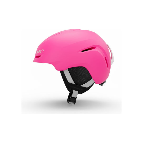 Roze skihelm met ventilatieopeningen en verstelbare kinband, zijaanzicht op witte achtergrond