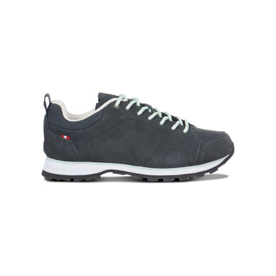 Grijze outdoor sneaker met witte zool en veters, geschikt voor wandelen en casual gebruik
