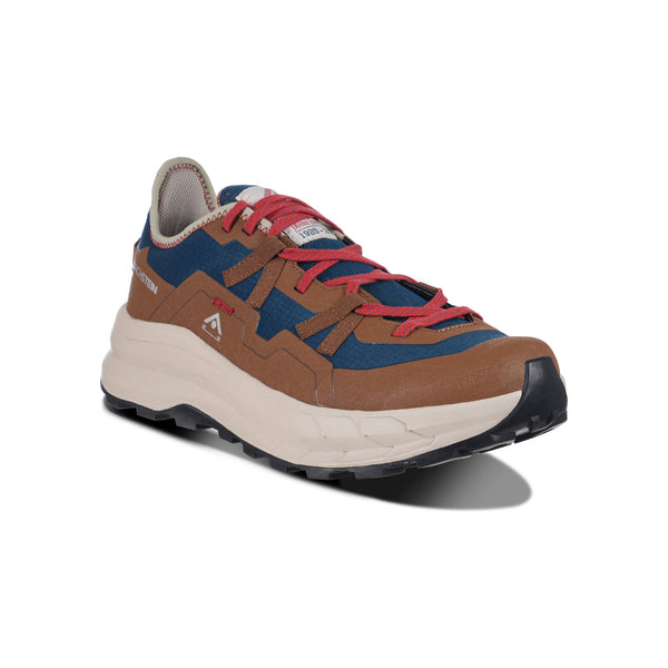 Bruine, blauwe en rode sneakers met dikke zool en vetersluiting