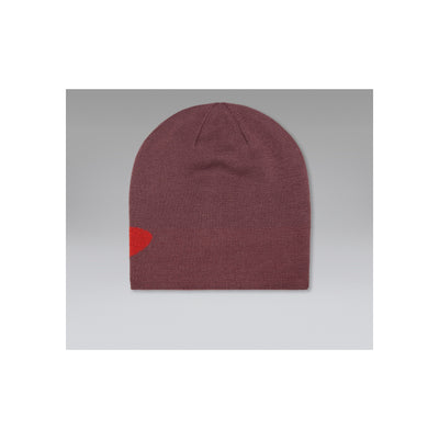 Paarsbruine gebreide muts met rood logo detail op de zijkant