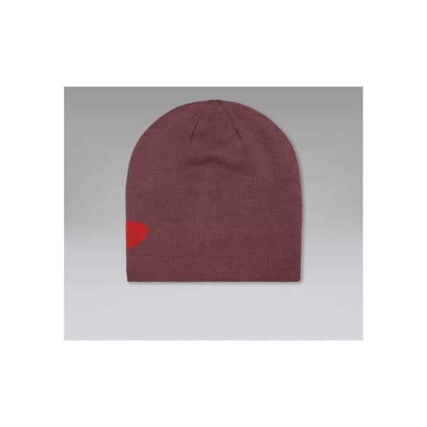 Paarsbruine gebreide muts met rood logo detail op de zijkant
