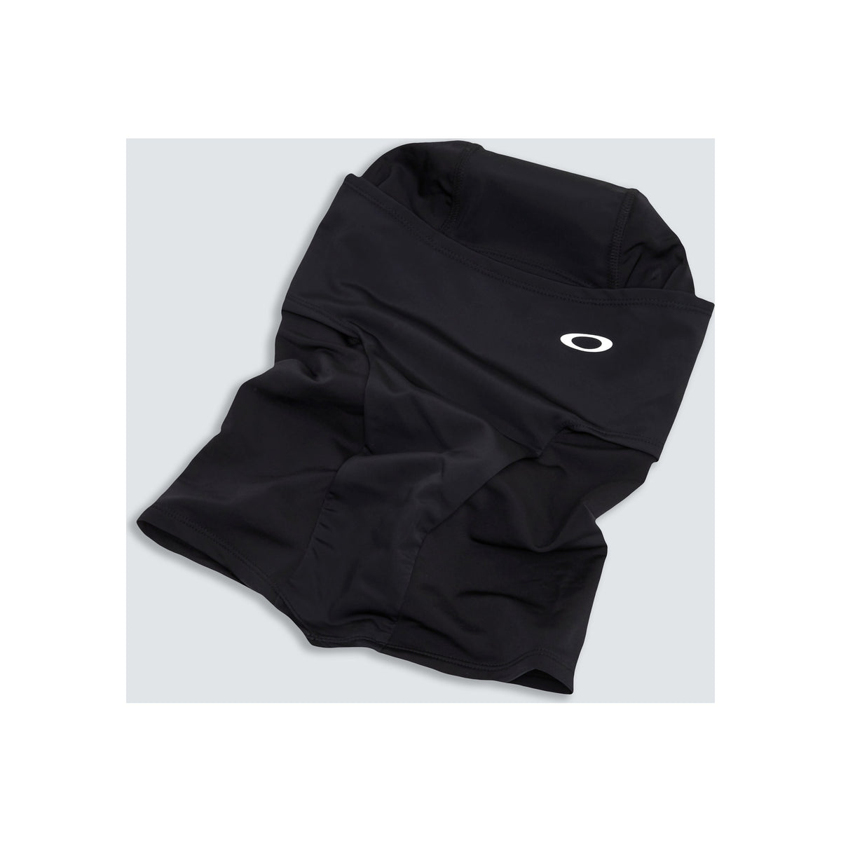 Zwarte sportshort met bijpassend shirt, Oakley logo, sportkleding set op grijze achtergrond
