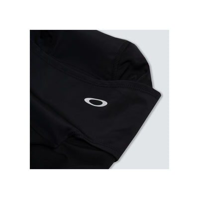 Zwart Oakley shirt met wit logo detail op de borst, close-up van premium sportkleding