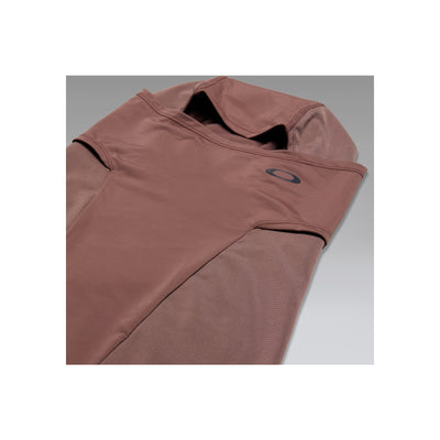 Roze sportjack met rits en zakken, gevouwen op witte achtergrond - hoogwaardige sportkleding