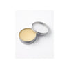 Open blik met gele of beige crème, zalf of balsem in aluminium verpakking op witte achtergrond